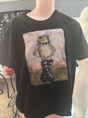 Black Graphic Tee with Frog Art size large new